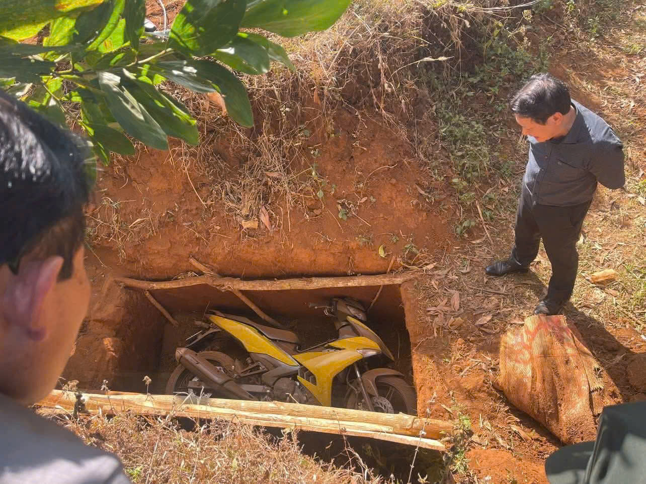 Truy tìm nghi phạm cướp ngân hàng ở Gia Lai: Phát hiện xe máy bị chôn gần khu công nghiệp - Ảnh 2
