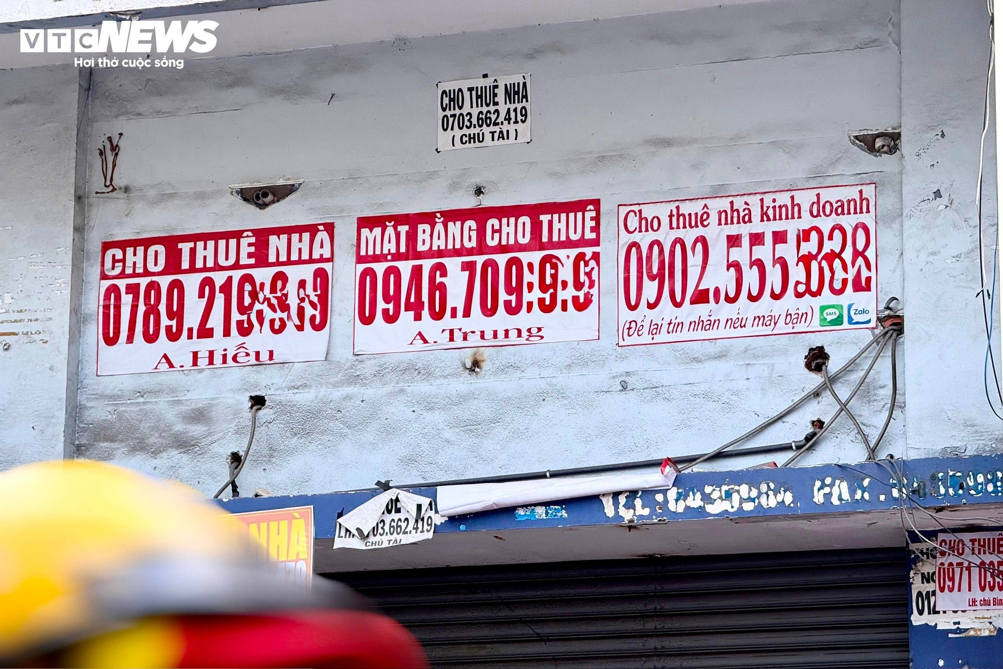 Thị trường thời trang TP.HCM: Cửa hàng truyền thống chật vật trước sức ép online - Ảnh 2