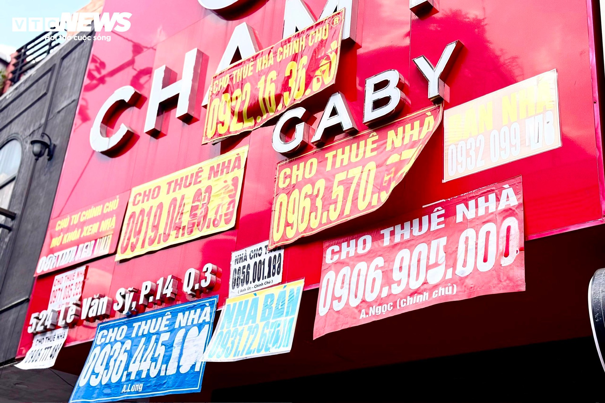 Thị trường thời trang TP.HCM: Cửa hàng truyền thống chật vật trước sức ép online - Ảnh 1