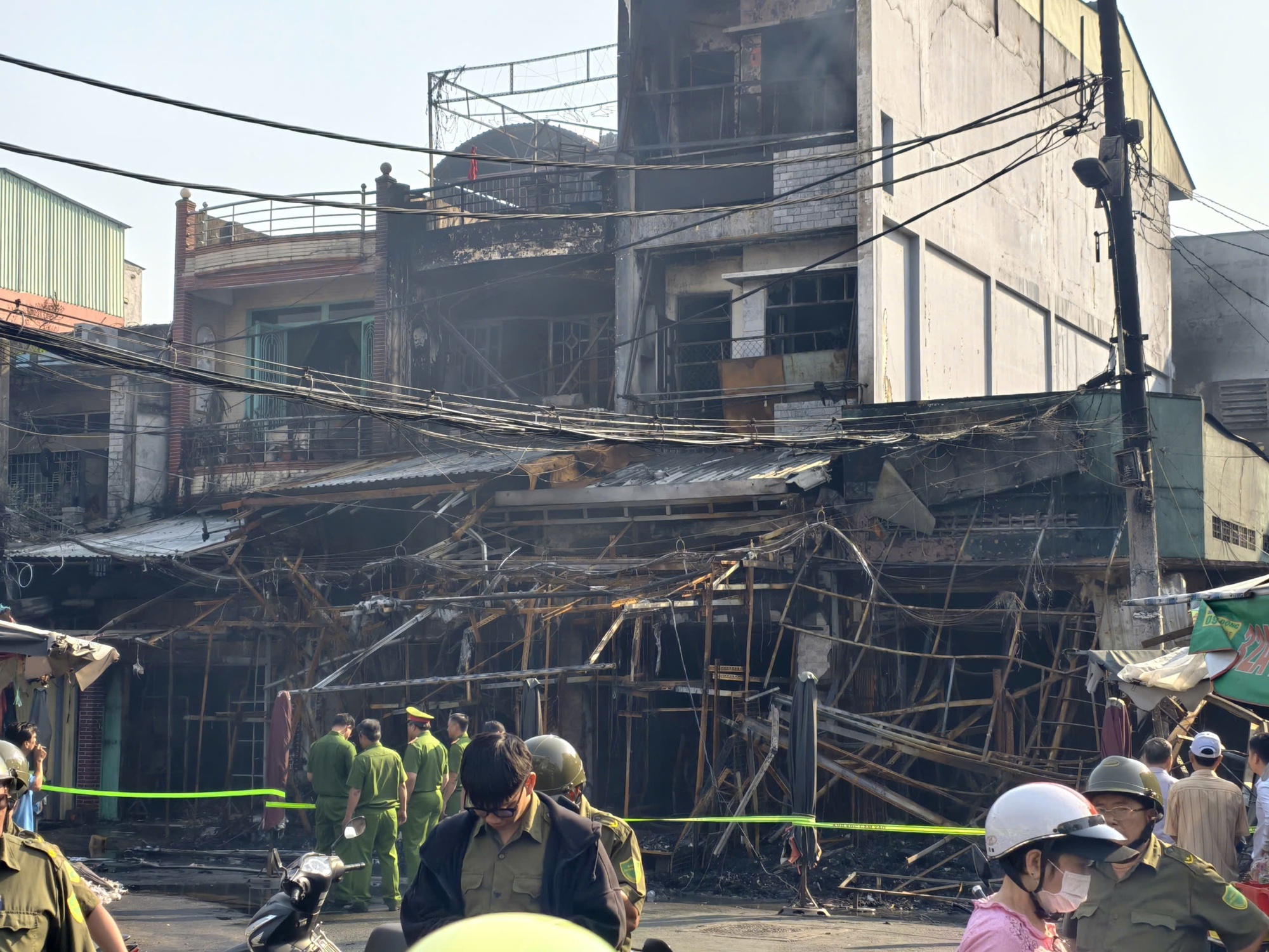 Cháy nhiều căn nhà ở phường Bình Đông- TPHCM lúc rạng sáng - Ảnh 2