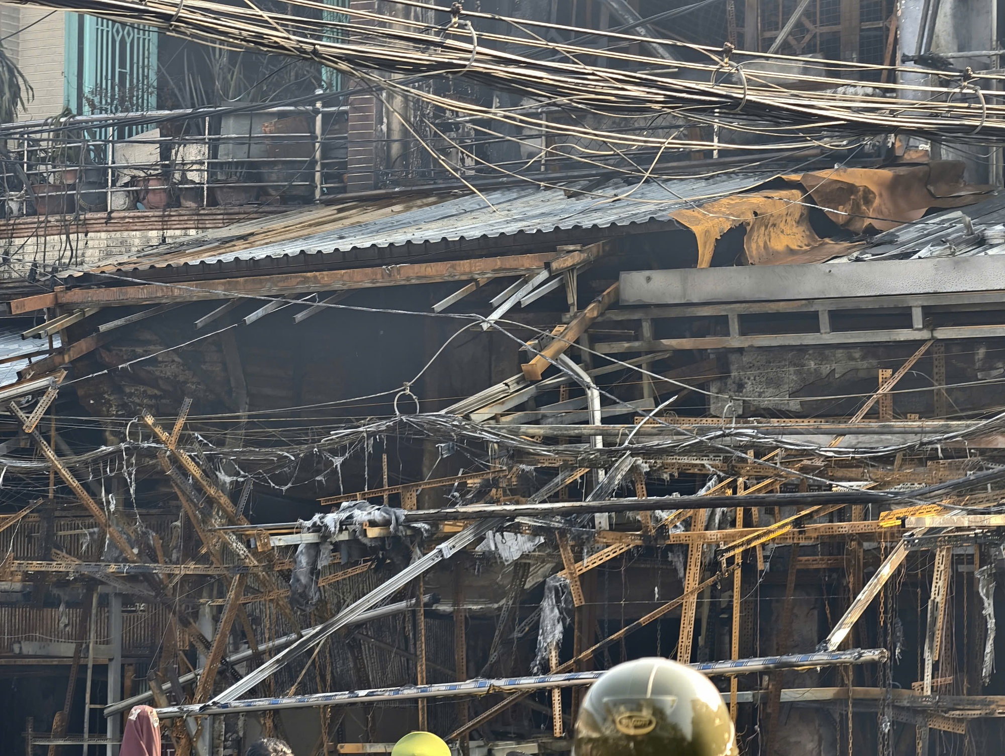 Cháy nhiều căn nhà ở phường Bình Đông- TPHCM lúc rạng sáng - Ảnh 3