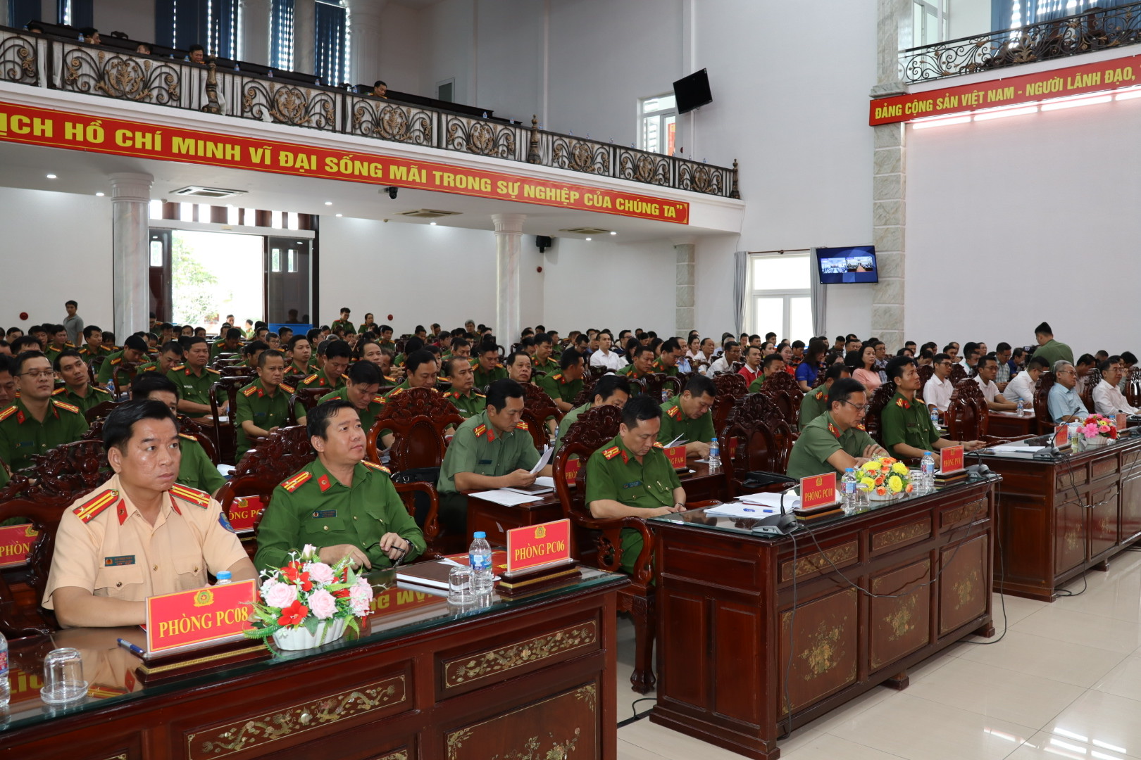 Công an hướng dẫn cách ứng phó tội phạm cướp ngân hàng, tiệm vàng - Ảnh 2