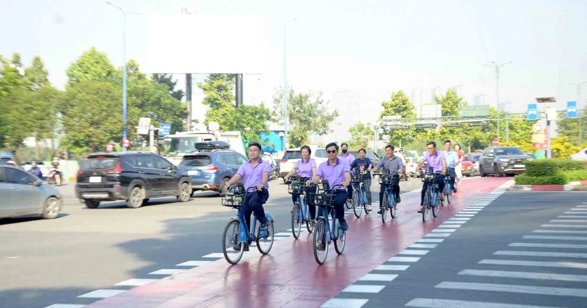 Tranh cãi cho xe máy 'đi ké' làn xe đạp