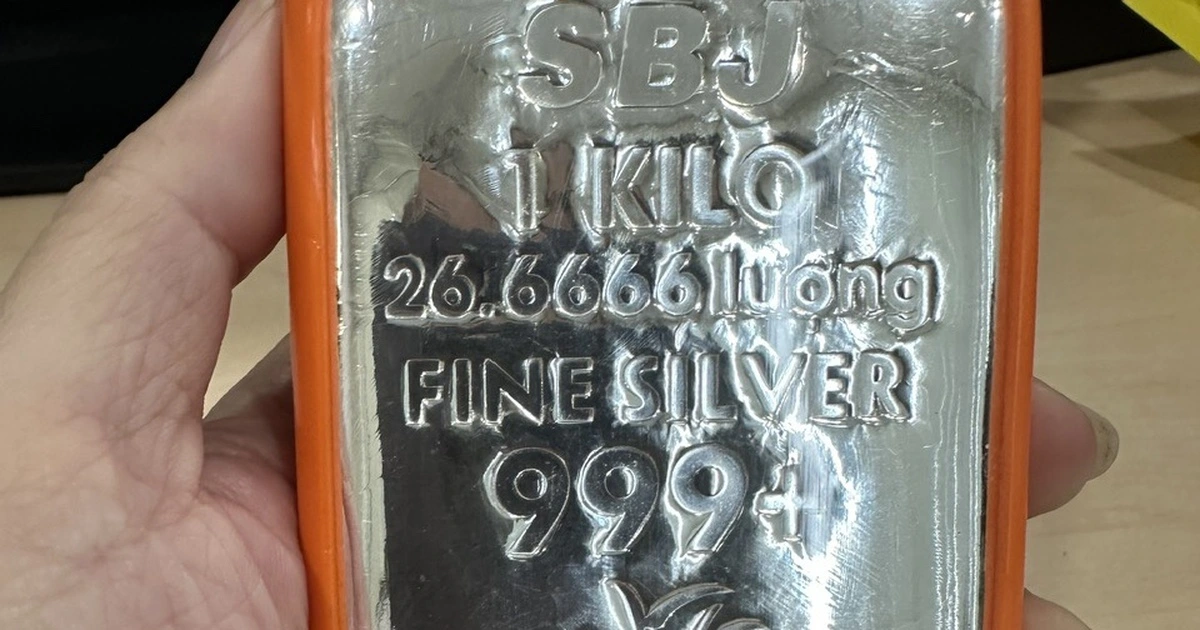 Giá bạc chính thức vượt 100 triệu đồng/kg