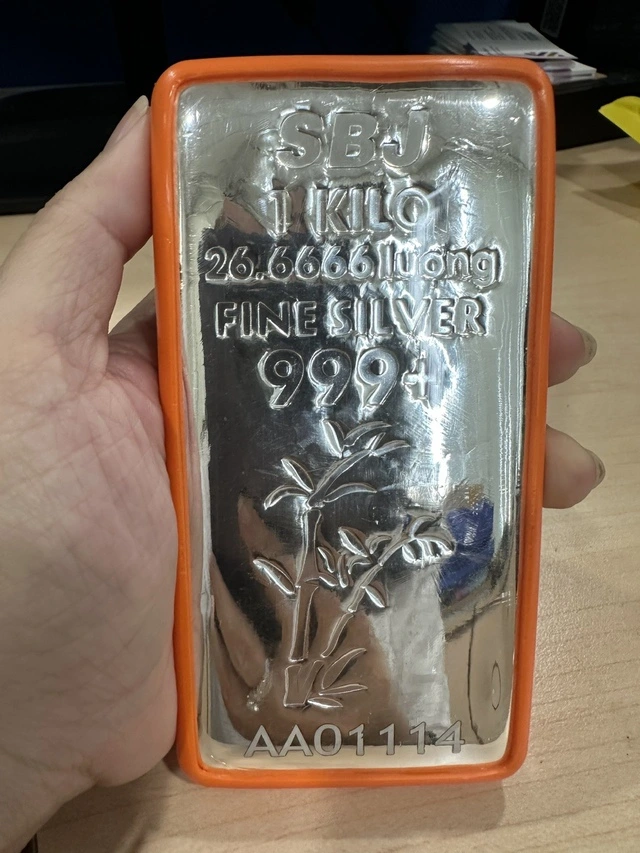 Giá bạc chính thức vượt 100 triệu đồng/kg - Ảnh 1