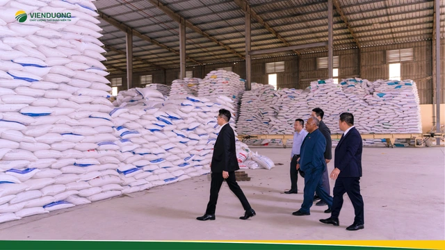 Thủ tướng Cộng hòa Vanuatu Jotham Napat tham quan nhà máy gạo xuất khẩu Viễn Dương - Ảnh 2