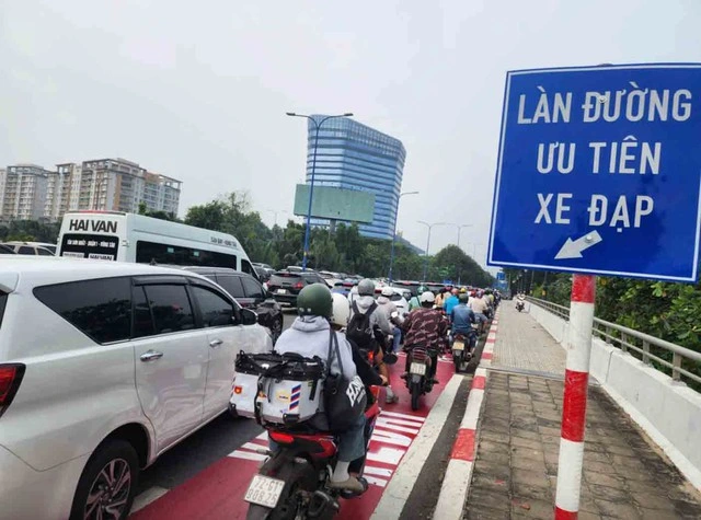 Tranh cãi cho xe máy 'đi ké' làn xe đạp - Ảnh 2