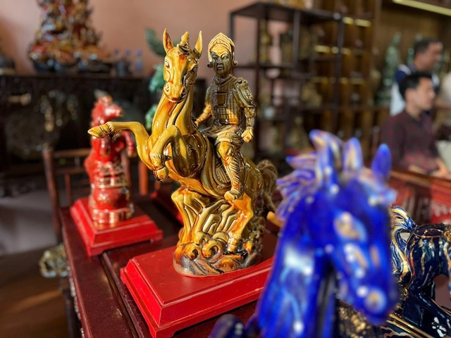 Sôi động thị trường linh vật ngựa cho Tết Bính Ngọ - Ảnh 2