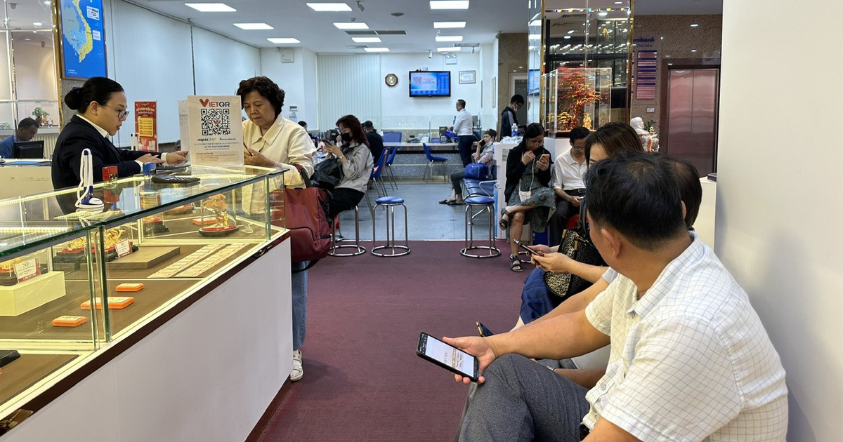 Người mua bạc xếp hàng chờ, có nơi đăng ký 6 tháng sau mới nhận hàng