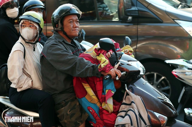 Người dân thích thú trong ngày TP.HCM lạnh như Đà Lạt - Ảnh 3