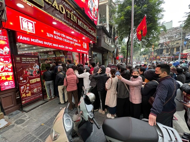 Người dân xếp hàng mua vàng khi giá 'sập' mạnh - Ảnh 2