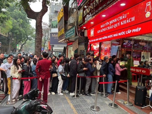 Người dân xếp hàng mua vàng khi giá 'sập' mạnh - Ảnh 4