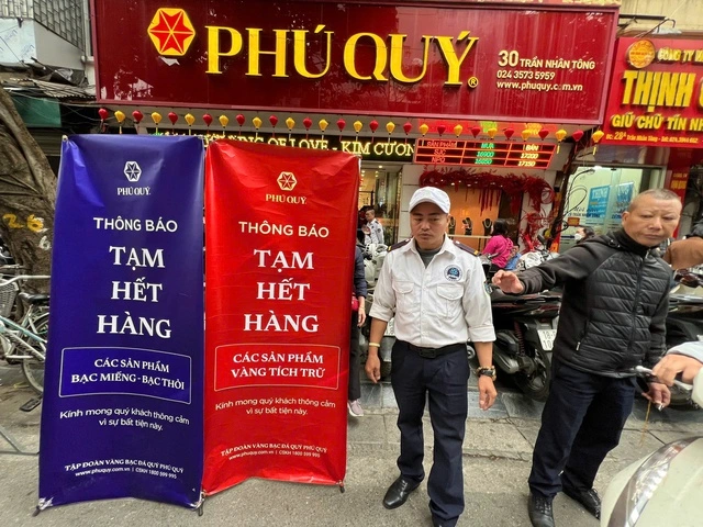 Người dân xếp hàng mua vàng khi giá 'sập' mạnh - Ảnh 5