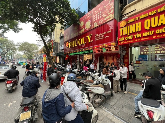 Người dân xếp hàng mua vàng khi giá 'sập' mạnh - Ảnh 3