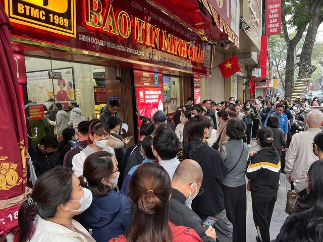 Người dân xếp hàng mua vàng khi giá 'sập' mạnh - Ảnh 1