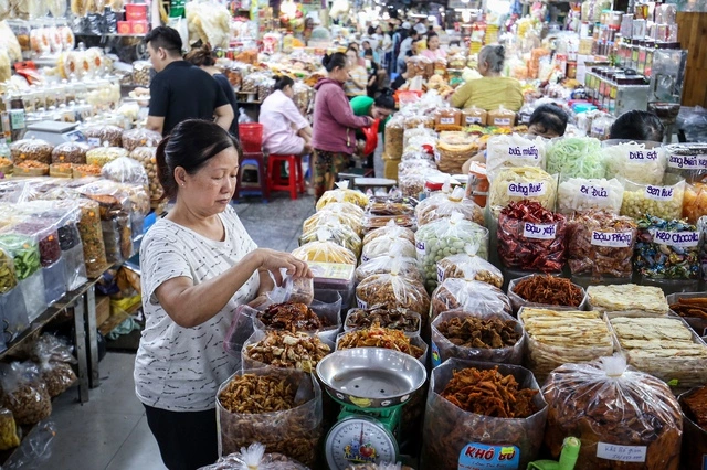 Tránh biến động giá cả hàng thiết yếu dịp tết Bính Ngọ - Ảnh 1