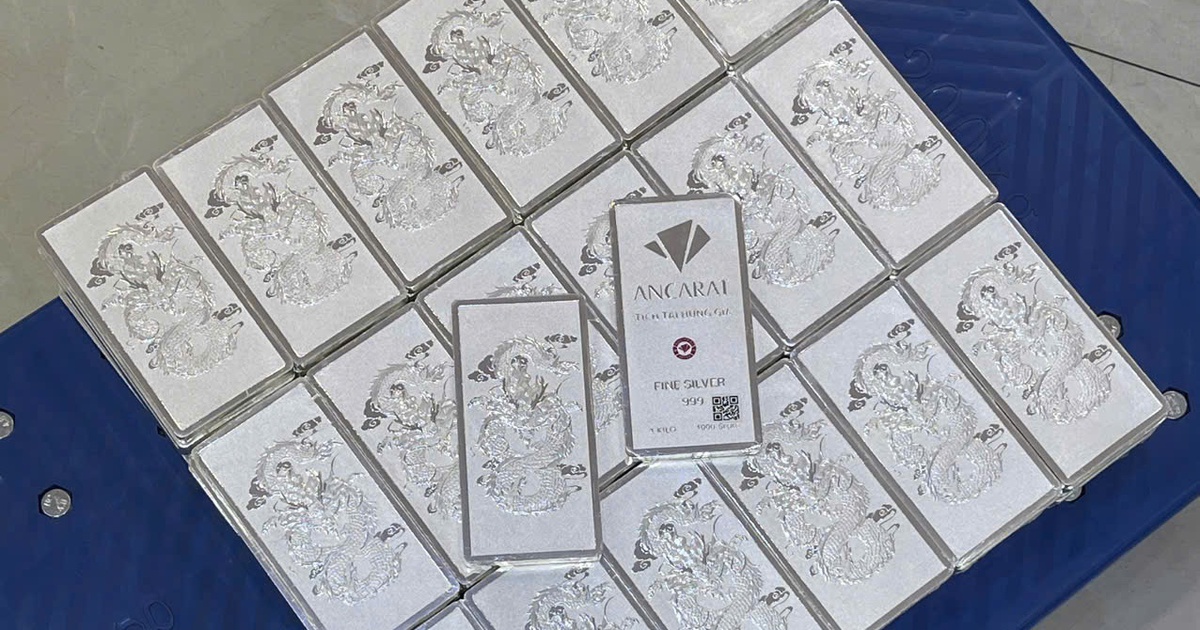 Giá bạc rơi thẳng đứng