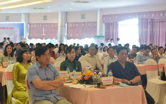 Chủ tịch tỉnh An Giang: Doanh nghiệp bị 'hành' thì phản ánh trực tiếp cho Chủ tịch - Ảnh 2