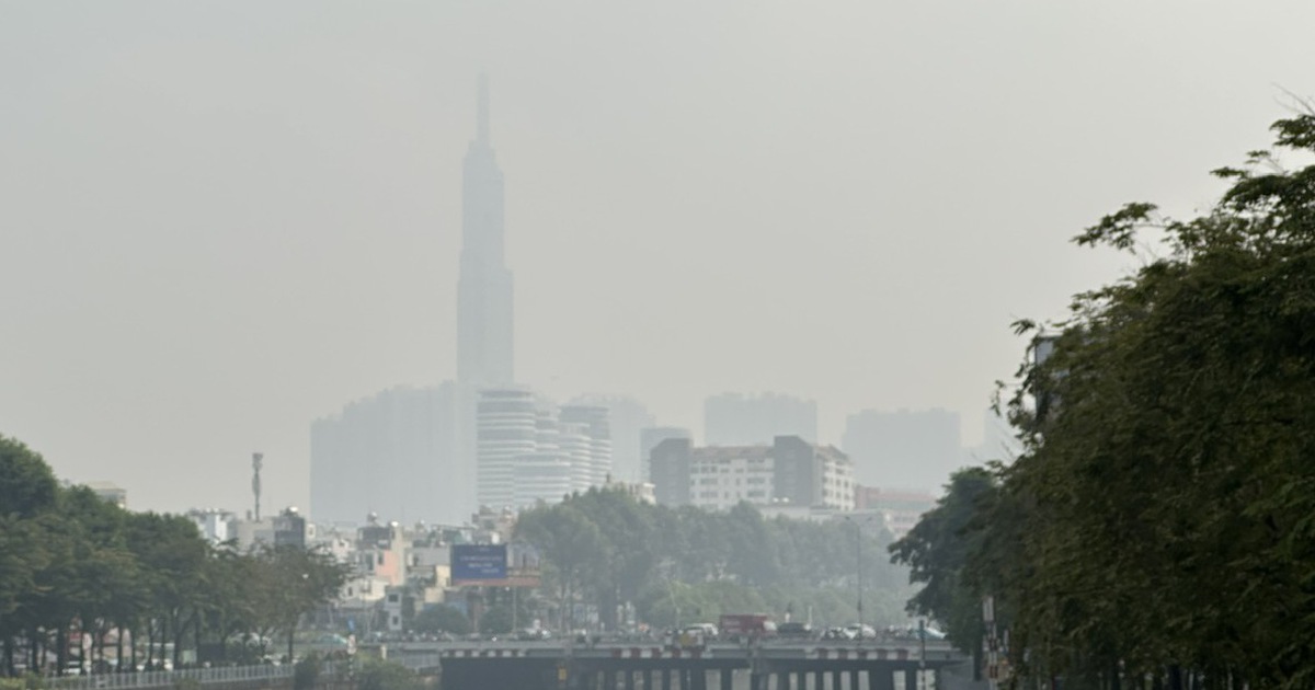 Giữa trưa, trời TP.HCM vẫn mịt mù vì ô nhiễm không khí vượt 'cảnh báo đỏ'