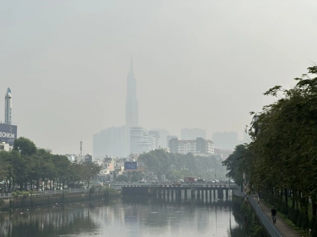 Giữa trưa, trời TP.HCM vẫn mịt mù vì ô nhiễm không khí vượt 'cảnh báo đỏ' - Ảnh 1