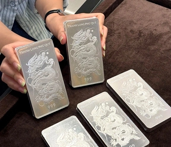 Giá bạc tăng sốc hơn 10 triệu đồng/kg - Ảnh 1