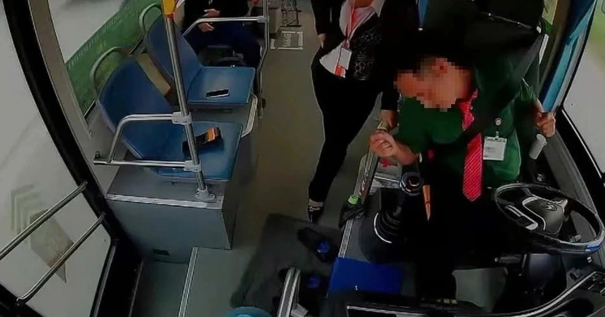 Tài xế xe buýt tại TP.HCM đột quỵ khi đang lái xe