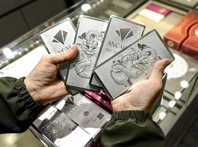 Rủi ro cực lớn khi mua bán bạc trên giấy tại 'chợ đen' - Ảnh 1