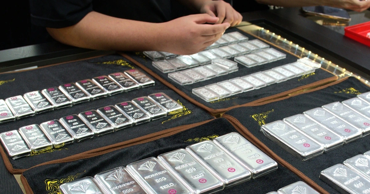 Chuyên gia nói về kịch bản giá bạc đảo chiều đột ngột