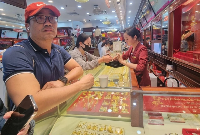 Chuyên gia khuyến cáo đầu tư vàng, bạc an toàn - Ảnh 1