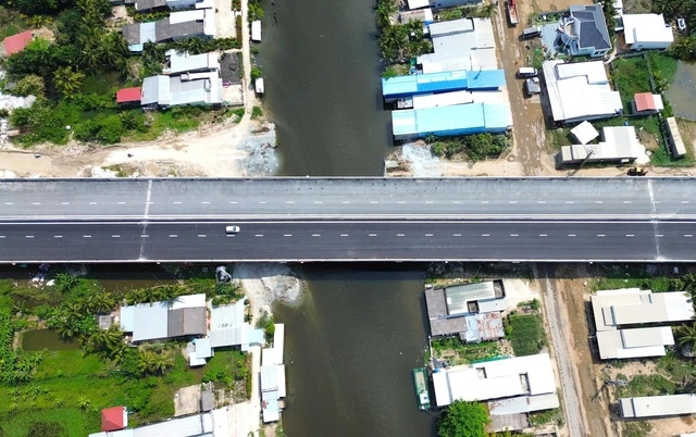 Cao tốc Cần Thơ Cà Mau thông xe, tài xế phấn khởi giảm áp lực - Ảnh 4