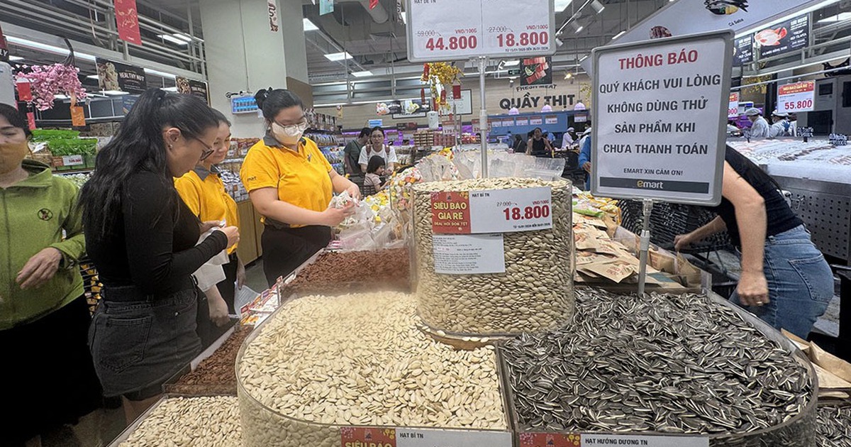 Chợ tết bắt đầu sôi động