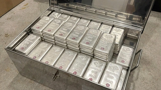 Mỗi kg bạc đắt thêm gần 10 triệu chỉ trong 3 ngày - Ảnh 1