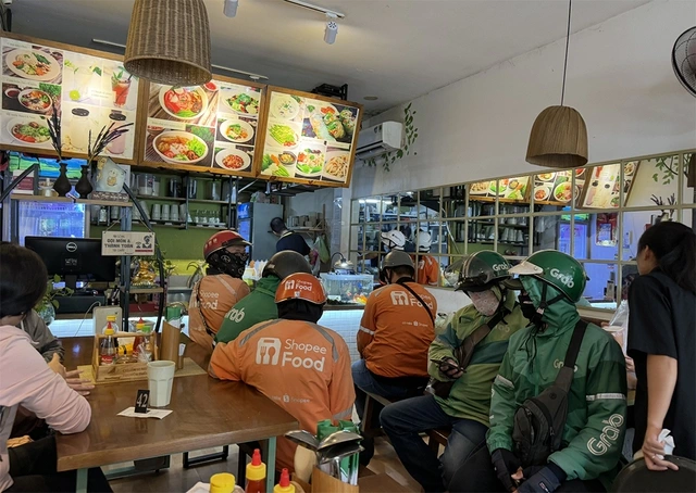 Thị trường giao đồ ăn nhanh tỉ USD: Tiện nhưng ai lợi? - Ảnh 1