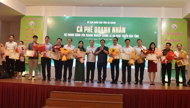 Chủ tịch tỉnh An Giang: Doanh nghiệp bị 'hành' thì phản ánh trực tiếp cho Chủ tịch - Ảnh 4