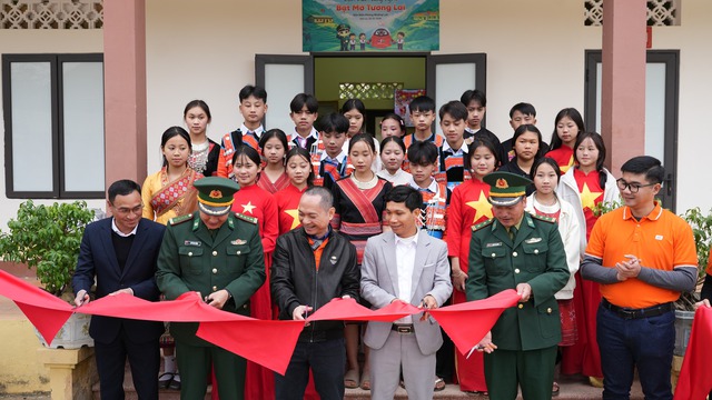 FPT Shop tặng máy tính, tivi cho trẻ em vùng cao - Ảnh 1