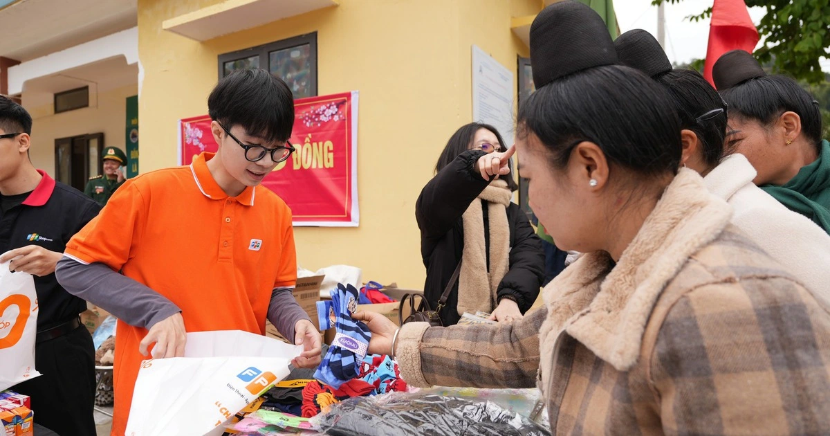 FPT Shop tặng máy tính, tivi cho trẻ em vùng cao