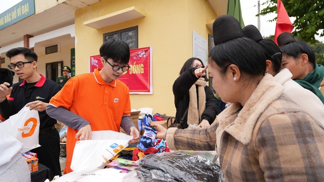 FPT Shop tặng máy tính, tivi cho trẻ em vùng cao - Ảnh 2