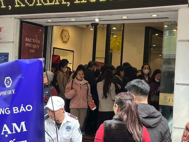 Bất chấp vàng, bạc tăng sốc, người dân ùn ùn đổ đi mua - Ảnh 4