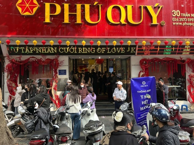 Bất chấp vàng, bạc tăng sốc, người dân ùn ùn đổ đi mua - Ảnh 5