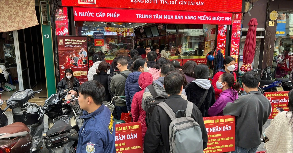 Bất chấp vàng, bạc tăng sốc, người dân ùn ùn đổ đi mua