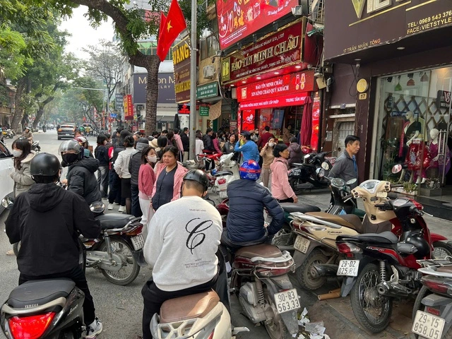 Bất chấp vàng, bạc tăng sốc, người dân ùn ùn đổ đi mua - Ảnh 3