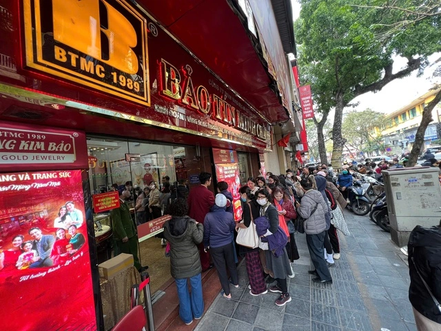 Bất chấp vàng, bạc tăng sốc, người dân ùn ùn đổ đi mua - Ảnh 2