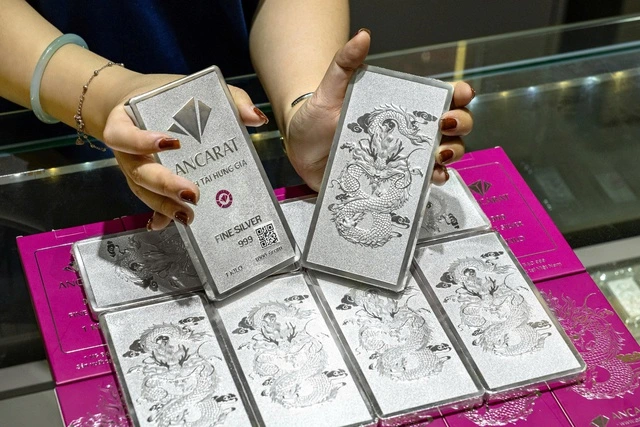 Chuyên gia dự báo giá bạc có thể lên 130 triệu đồng/kg - Ảnh 1