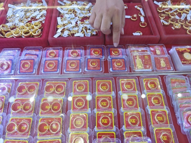 Giá vàng hôm nay 2.1.2026: Vàng nhẫn bán ra vượt mặt vàng miếng - Ảnh 1