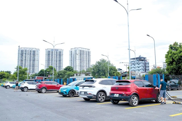 VinFast dẫn dắt thị trường ô tô Việt, người tiêu dùng hưởng lợi toàn diện - Ảnh 4