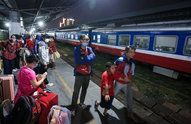 Vé tàu tết 'nóng hầm hập' không kém gì vé máy bay - Ảnh 1