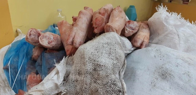 Hải quan chặn 1,5 tấn chân giò, xúc xích bẩn nhập lậu có dấu hiệu phân hủy - Ảnh 1