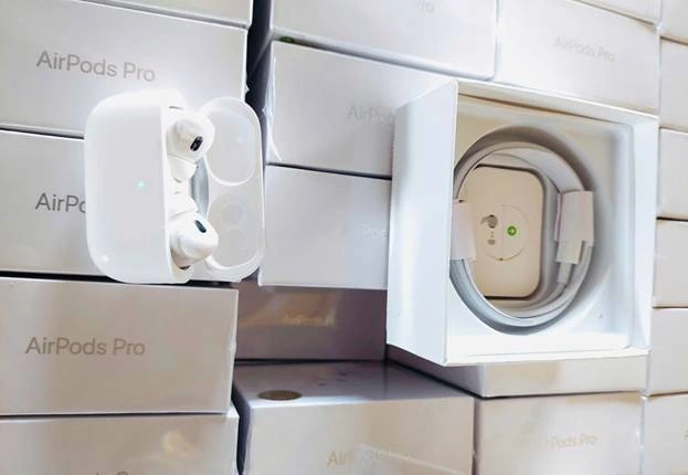 1.000 tai nghe không dây giả nhãn hiệu 'nhà táo' quá cảnh chờ xuất đi Campuchia - Ảnh 1