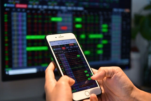 Bộ đôi cổ phiếu Vingroup bùng nổ trong phiên chứng khoán lập kỷ lục mới - Ảnh 1