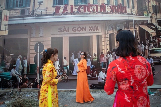 Phố phường TP.HCM rực rỡ sắc xuân - Ảnh 3